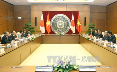 阮生雄主席与山崎正昭议长举行会谈。（图片来源：越通社）