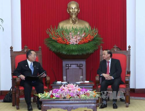 越共中央政治局委员、中央组织部部长、越日友好议员小组主席苏辉瑞会见山崎正昭议长（图片来源：越通社）