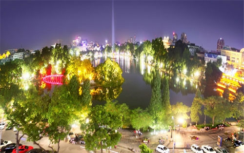 还剑湖美丽的夜景（图片来源：新河内报）