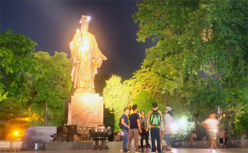 李太祖塑像地区是河内首都人民游玩的地方（图片来源：新河内报）