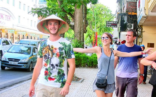 外国游客在河内街道兴高采烈地散步（图片来源：新河内报）