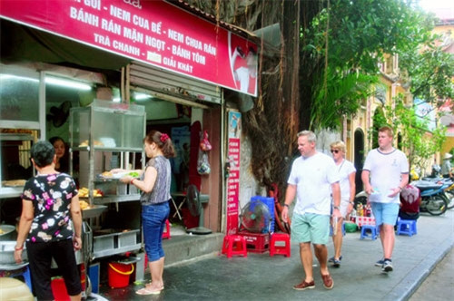 吸引游客的小吃摊（图片来源：新河内报）