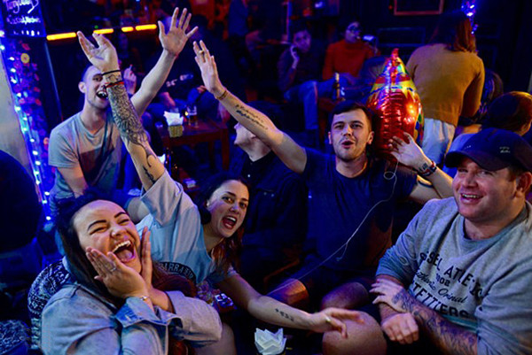 外国游客体会越南年味。（图片来源：越南《人民报》）