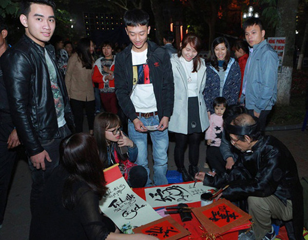 向书法家求字。（图片来源：越南《人民报》）