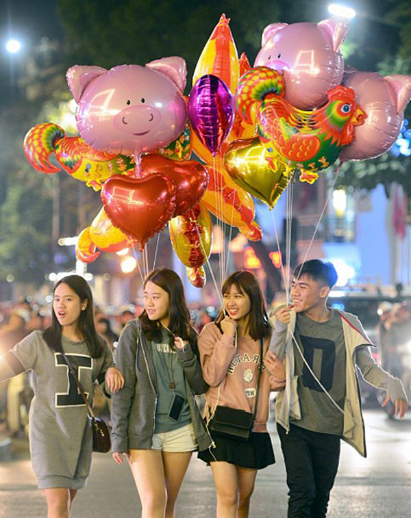 河内首都大街小巷到处都充满喜迎新春佳节的气氛。（图片来源：越南《人民报》）