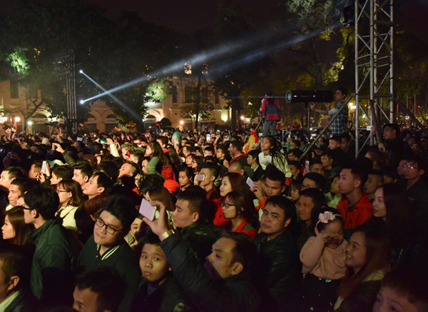 许多人在李太祖塑像地区观看演唱节目。（图片来源：越南《人民报》）