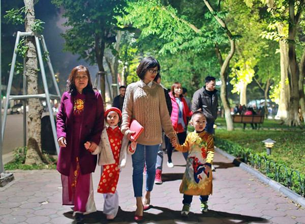 小孩们身着节日盛装喜迎新春。（图片来源：越南《人民报》）