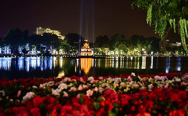 还剑湖的造型绚丽的灯饰增添浓浓的节日气氛。（图片来源：越南《人民报》）