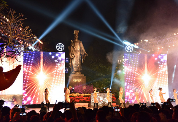 许多河内市居民被文艺演出吸引住。（图片来源：越南《人民报》）