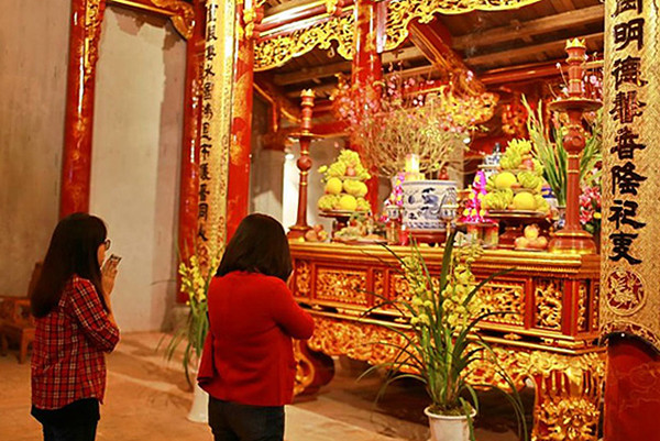 烧香拜佛为新年祈祷平安幸福。（图片来源：越南《人民报》）