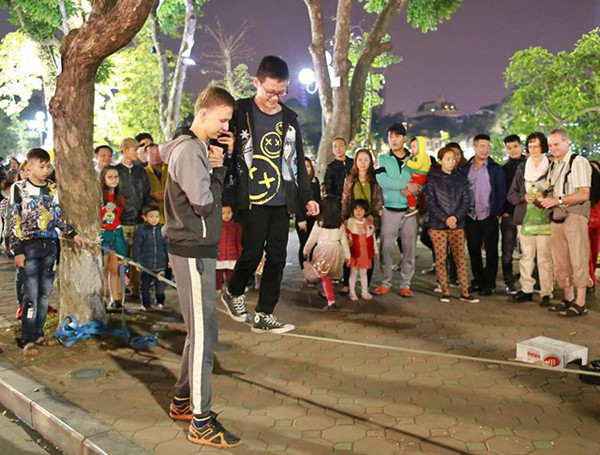 小朋友高兴彩烈地参加民间游戏。（图片来源：越南《人民报》）