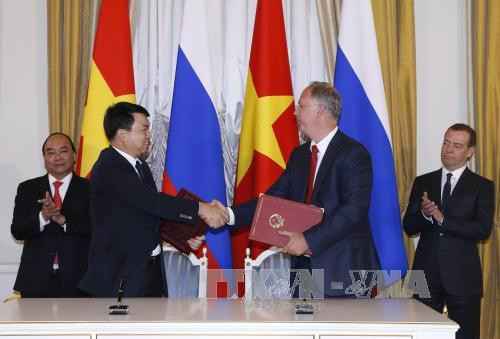  阮春福总理与梅德韦杰夫总理出席越南国有资本 投资经营总 公司（SCIC）与俄罗斯直接投资基金（RDIF）的合作备忘录签署仪式。