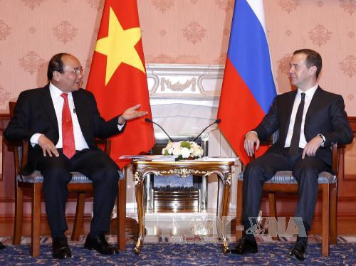  阮春福总理与俄罗斯总理梅德韦杰夫举行会谈。