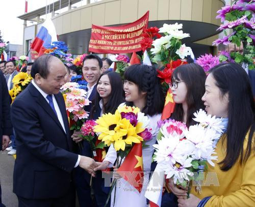  越南驻俄罗斯大使馆干部和旅俄越南人社群代表到机场迎接阮春福总理一行。