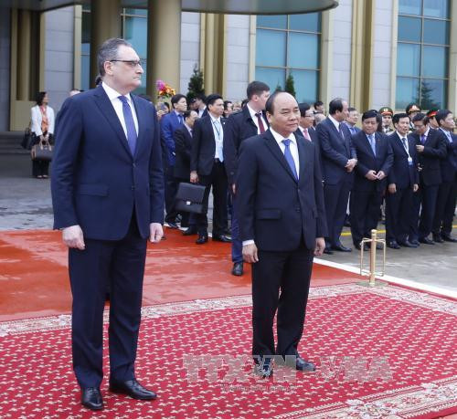 俄罗斯外交部副部长伊戈尔 · 莫尔古洛夫已在莫斯科伏努科沃国际机场举行隆重仪式，欢迎阮春福总理一行对俄罗斯进行正式访问。