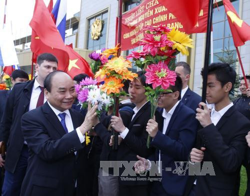  越南驻俄罗斯大使馆干部和旅俄越南人社群代表到机场迎接阮春福总理一行。
