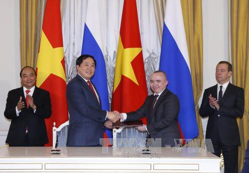 阮春福总理与梅德韦杰夫总理出席越南 HoldingsTNG 公司与俄罗斯总统办公厅旗下的外国公产公司关于河内多行业技术中心项目投资合作备忘录签署仪式。