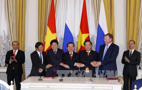  阮春福总理与梅德韦杰夫总理出席越南国家石油集团与VSP/PVEP/Bitexco/Sovico联营的合作合同签署仪式。