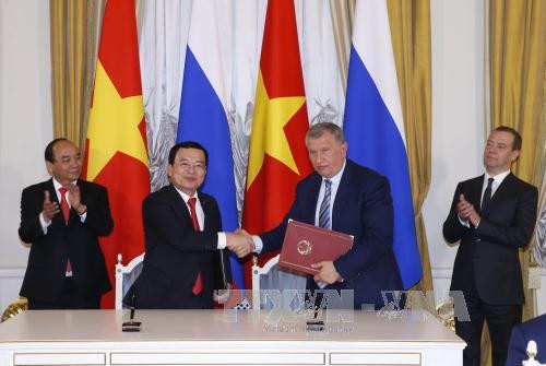  阮春福总理与梅德韦杰夫总理出席越南国家石油集团与俄罗斯国家石油公司（Rosneft）的战略合作协议签署仪式。