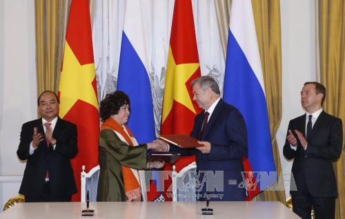  阮春福总理与梅德韦杰夫总理出席越南TH集团与俄罗斯卡卢加州（Kaluga）政府的合作协议签署仪式。