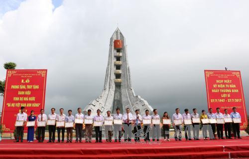 后江省举行越南伤残军人与烈士日70周年纪念典礼。（图片来源：越通社）
