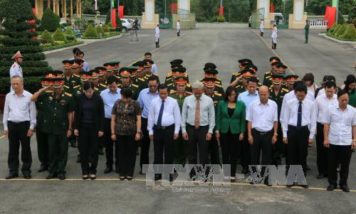 国会副主席杜伯巳大将率领国会常务委员会代表团前往同奈省烈士陵园敬香。（图片来源：越通社）
