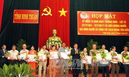 宁顺省人民委员会主席向革命有功人员颁发奖状。（图片来源：越通社）