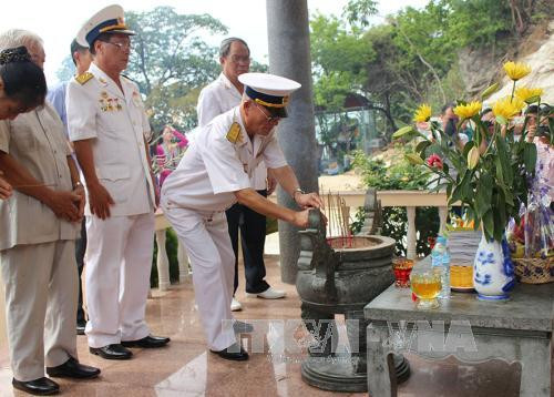 《先锋报》同海军学院、胡志明大道老战士联络委员会在庆和省宁和镇许汉敬香及放花。（图片来源：越通社）