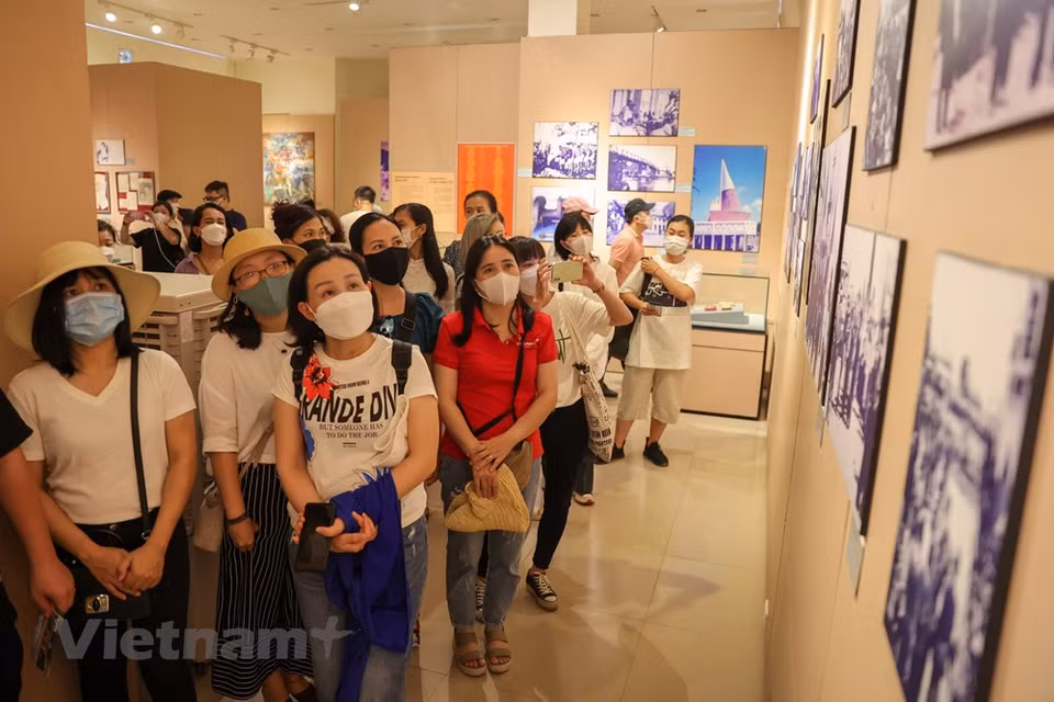在法属时期和越南共和政权时期昆岛曾被称为“人间地狱”。法帝国主义政府采用了多种残暴的体罚、折磨手段，旨在压制越南革命战士的爱国精神。虽然受到各种残暴的暴力、虐待，但越南革命战士始终保持英勇战斗、顽强意志、坚强不屈的精神。每天约有20名囚犯死亡，1000多人永安息在这里。