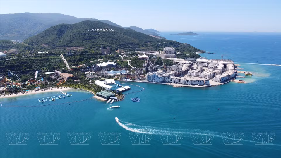芽庄市共有19个岛屿，其中竹岛面积最大，约为36平方公里，最高山峰达460米，岛上景物一直保存着原生态，气候温和，天然植被丰富多样，海水清澈碧蓝，沙滩细腻白皙蜿蜒环抱岛周。 图自 越通社