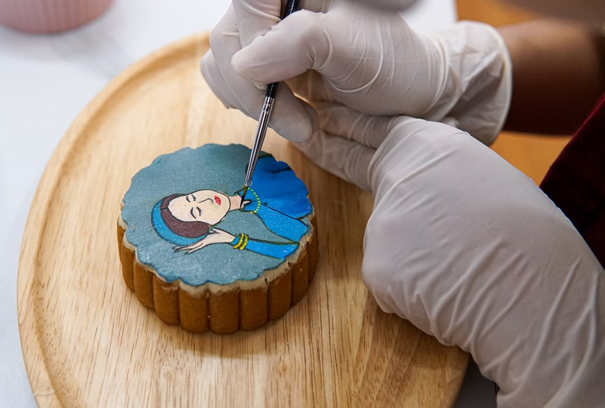 凭借灵巧双手和无尽的创造性，阮氏垂杨女士已制作了富有越南文化特色的各种各样的月饼。简单的图案仅需要5分钟即可完成，复杂的图案则需要20-40分钟才可以完成。图自Vietnam+