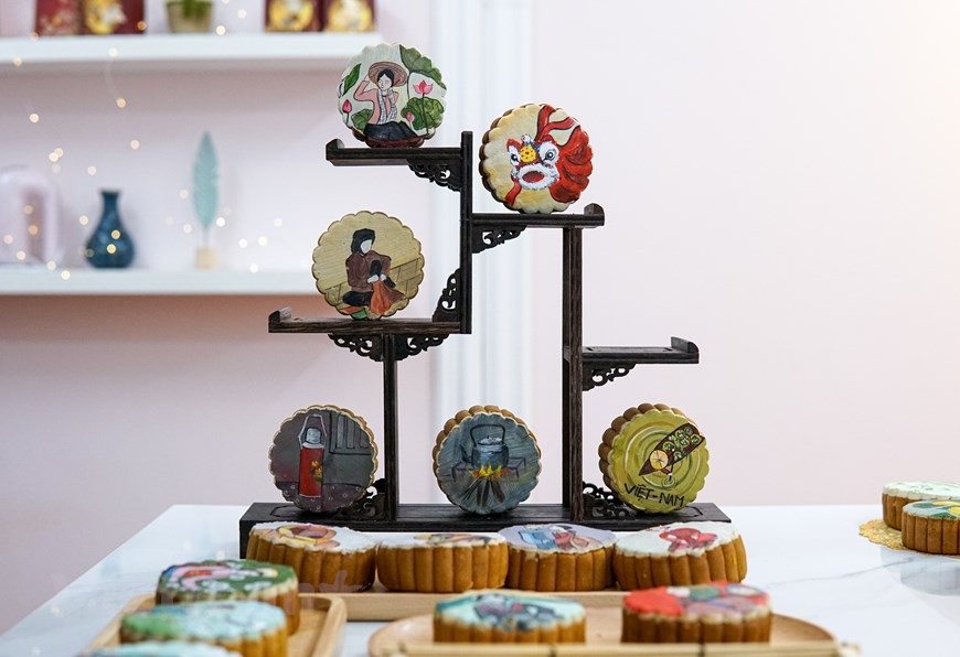 月饼不仅要配色好看、令人回味，而且还要带有较高审美价值。上面画着民间画的月饼正满足消费者的需求。图自Vietnam+