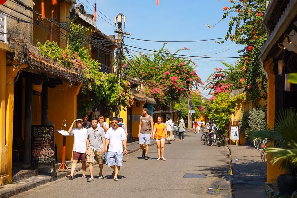 位于秋盆江河岸边的会安古街已经成为吸引众多外国游客的旅游目的地。美国有线电视新闻网CNN曾经把会安列入东南亚地区最美丽的古城名单。美国有线电视新闻网在报道中写道，于1999年被列入联合国世界文化遗产名录的会安古城以前是一个热闹的国际港口，吸引法国、日本、中国等国家商人。经过历史的变迁，该古城至今仍保留着古典和沉静的风貌。图自 VIETNAM+