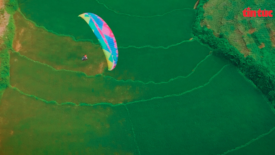 乌博峰因其雄伟壮观的自然景观成为年轻人理想且有趣的滑翔伞飞行目的地。图自越通社《信息报》