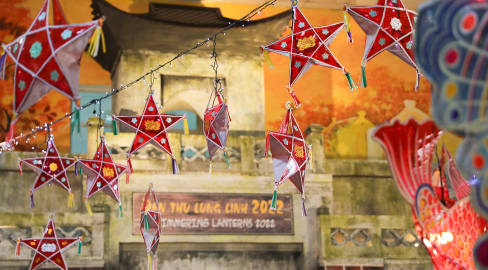 在升龙皇城举行的“明亮闪烁的中秋灯笼”活动是2022年中秋节期间具有意义的活动之一。图自越通社