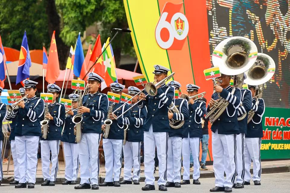 各项纪念活动有助于使公安战士们和人民更好地认识到人民警察力量的辉煌传统以及该力量的强大发展。此外，从目前至7月末还有一些重要的活动，包括：警察力量雕像落成仪式，人民警察力量代表团的报恩答义活动和参观遗迹区的活动，河内市人民公安戏剧周，2022年“东盟 ”警察音乐节等。图自 VIETNAM+