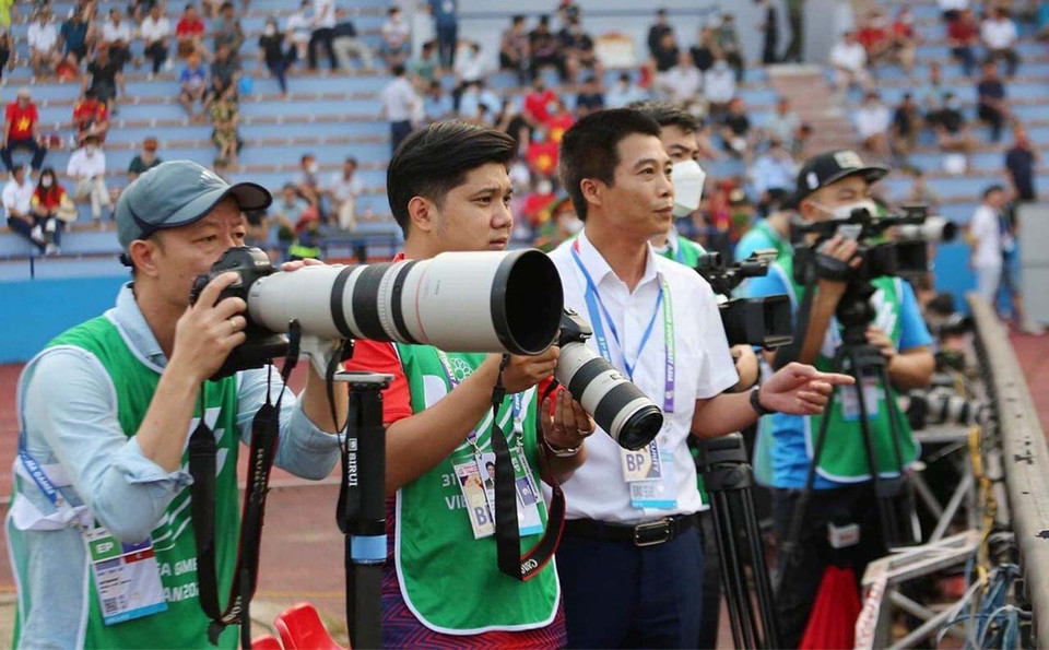 越通社记者在第31 届东南亚运动会进行实地报道。图自越通社