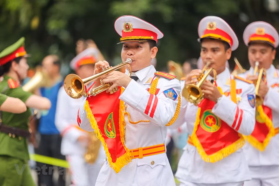 2022年东盟 +警察音乐节分为两个主要部分。第一部分为表演和游行活动。艺人和战士们献上歌颂爱国主义精神，越南和东盟+ 人民警察、人民公安力量的优良传统的表演节目和户外音乐的近100个表演节目。第二个部分为户外音乐表演活动，于7月10日20时在河内还剑郡李太祖广场举行，吸引来自中国、日本、菲律宾、老挝、缅甸、文莱等国艺人参加。图自 VIETNAM+
