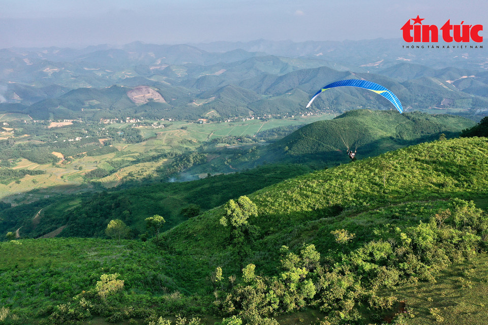 乌博峰距河内90多公里。从乌博山顶可以看到周围的大住宅区、辽阔的草地、高耸的山坡，一边是森林，另一边是美丽的梯田，美丽景色尽收眼底。图自 越通社《信息报》