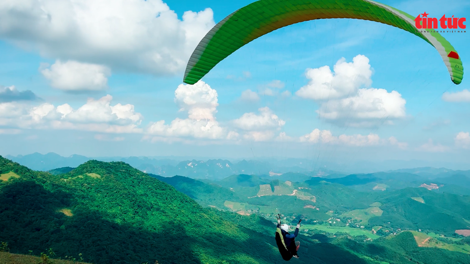 对滑翔伞爱好者来说，和平省乐山乡是一个理想且安全的飞行地点，这里拥有有利的地形以及美丽的风景。图自越通社《信息报》
