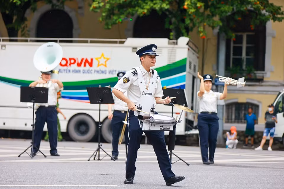 2022年东盟警察音乐节于月9日至10日在还剑湖步行街和附近地区举行。 组委会已经邀请东盟十国和日本、中国、韩国等3个对话伙伴国以及越南人民军乐团等十四个乐团参加。来自中国、日本、菲律宾、老挝、缅甸、文莱等国的六支国际音乐代表团的两百名艺术表演者参加音乐节。其中，越南两支音乐团的两百三十八名艺术表演者参加此次活动。图自 VIETNAM+