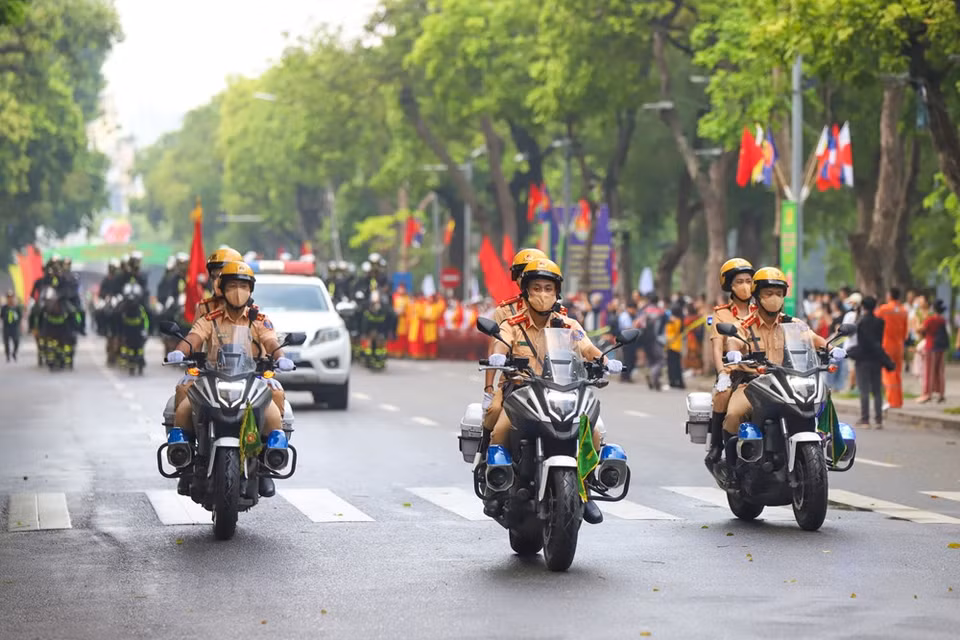 7月9日上午，在纪念人民警察力量传统日60周年之际，越南公安部在河内还剑湖地区举行了2022年东盟+警察音乐节。越共中央政治局委员、公安部长苏林大将出席活动。文莱、柬埔寨、印度尼西亚、老挝、马来西亚、缅甸、菲律宾、新加坡、泰国、中国、日本等各国驻越大使馆代表以及公安部各直属单位将领、军官和领导代表一同出席活动。图自 VIETNAM+