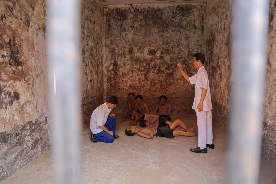 过去，昆岛曾被称为“人间地狱”。1954年奠边府大捷，法国军队撤军，昆岛又属于越南南方政府管辖，并继续用于囚禁囚犯。上世纪90年代末，昆仑岛改造为博物馆，供国内外游客前来参观了解法国和美国在越南战争时期所造成的罪恶，博物馆总面积为52平方公里。