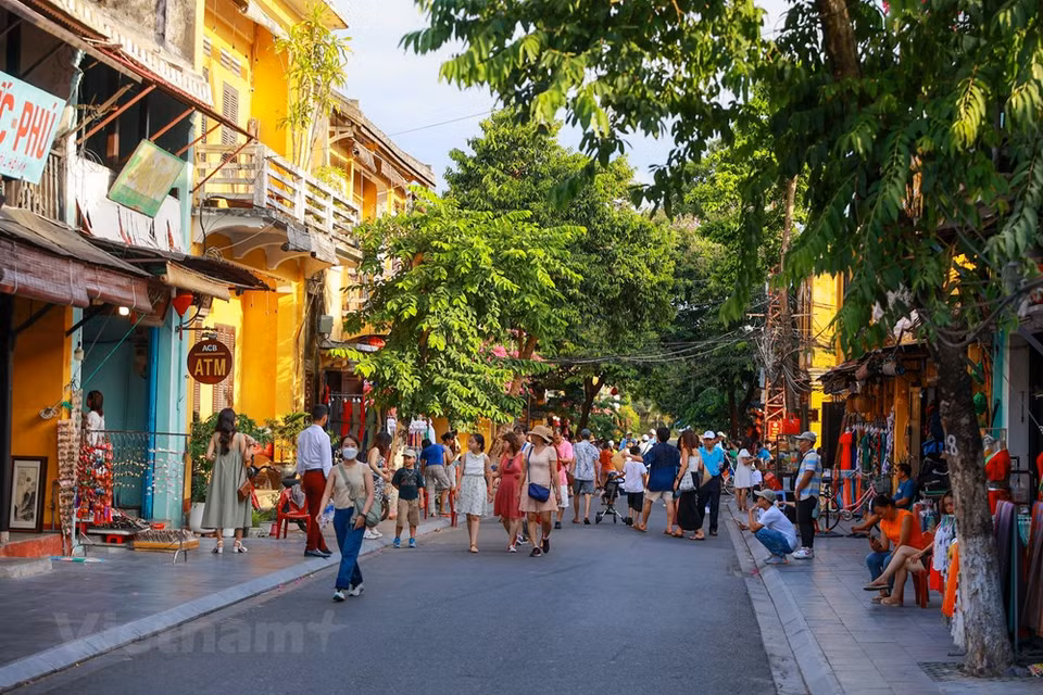 目前疫情已经得到有效控制，会安市各旅游景点开始重新开放，同时推出系列优惠活动，吸引四面八方游客前来观光旅游。本着'安全灵活适应，有效控制疫情'的方针，最近广南省会安市已恢复开放接待游客前来参观游览。随着3月15日起在新常态下重新开放国际航线的政策以及岘港国际机场重新开放多条国际航线，会安市也为重新迎接游客的到来做好全方位的准备。图自 VIETNAM+ 