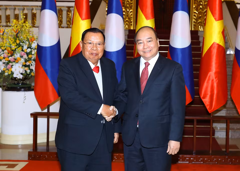 越南政府总理阮春福（右）会见老挝人民革命党中央总书记、国家主席本扬•沃拉吉。（图片来源：越通社）