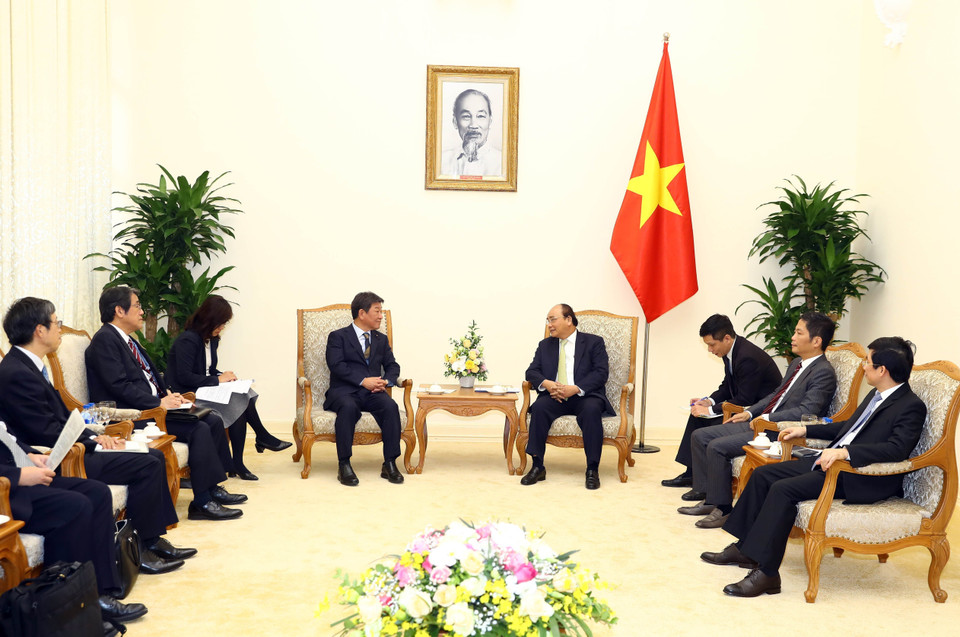 越南政府总理阮春福（右）与日本经济贸易和工业省大臣茂木敏充（Motegi Toshimitsu）。（图片来源：越通社）