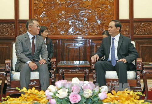 越南国家主席陈大光（右）3月28日在主席府会见正在对越南进行工作访问的韩国现代汽车副会长郑义宣（Chung Eui-sun）。（图片来源：越通社）