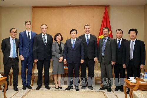 政府副总理郑廷勇与白俄罗斯驻越南大使弗拉迪米尔•阿纳托里维奇•戈辛一行合影。（图片来源：越通社）