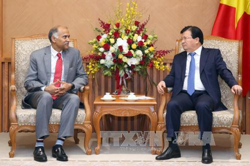 政府副总理郑廷勇（右）28日下午在河内会见印度驻越南大使帕尔瓦塔纳尼•哈里什。（图片来源：越通社）
