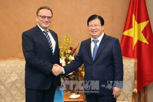 政府副总理郑廷勇（右）28日下午在河内会见白俄罗斯驻越南大使弗拉迪米尔•阿纳托里维奇•戈辛。（图片来源：越通社）